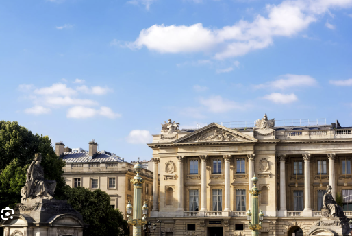 Historische Fassade des Hôtel de Crillon am Place de la Concorde in Paris.