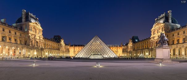 Louvre-Museums in Paris mit Blick auf den Cour Napoléon und die Glaspyramide